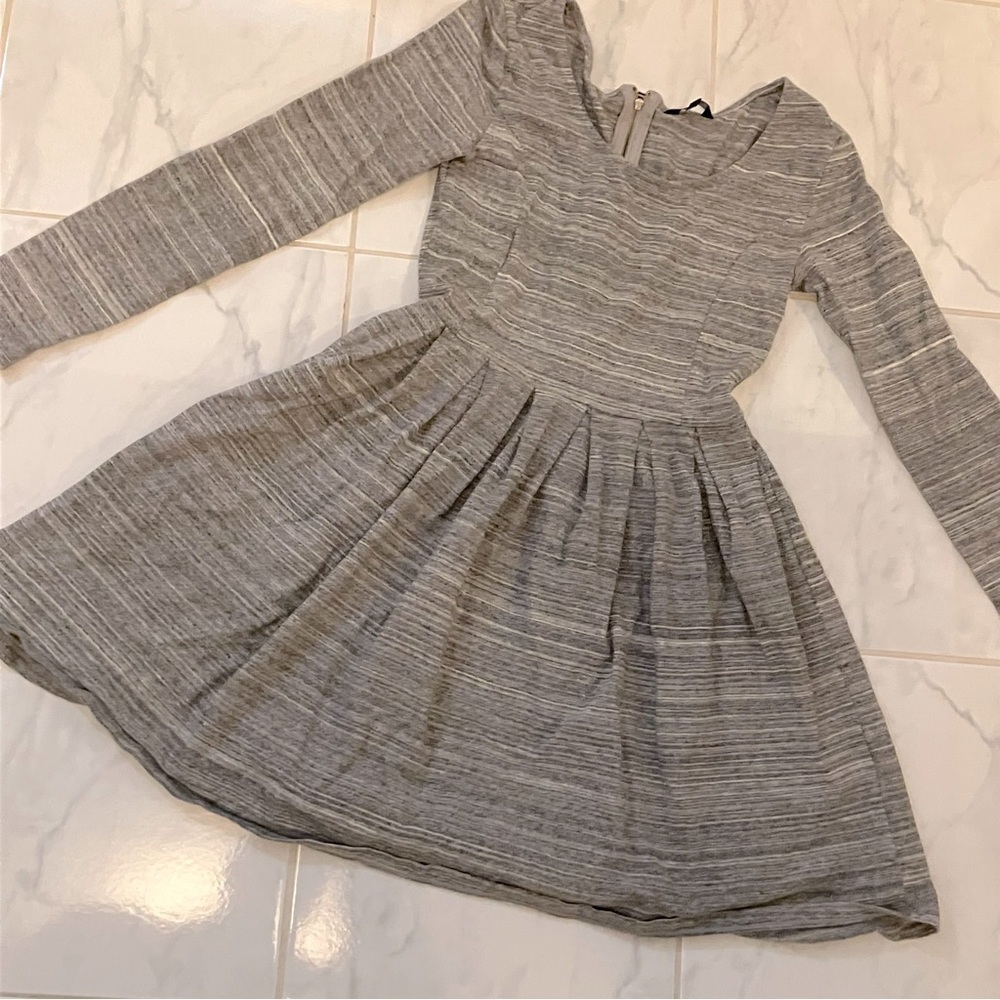 Talula aritzia grey long sleeve dress. Full skirt. Long sleeve. EUC!
